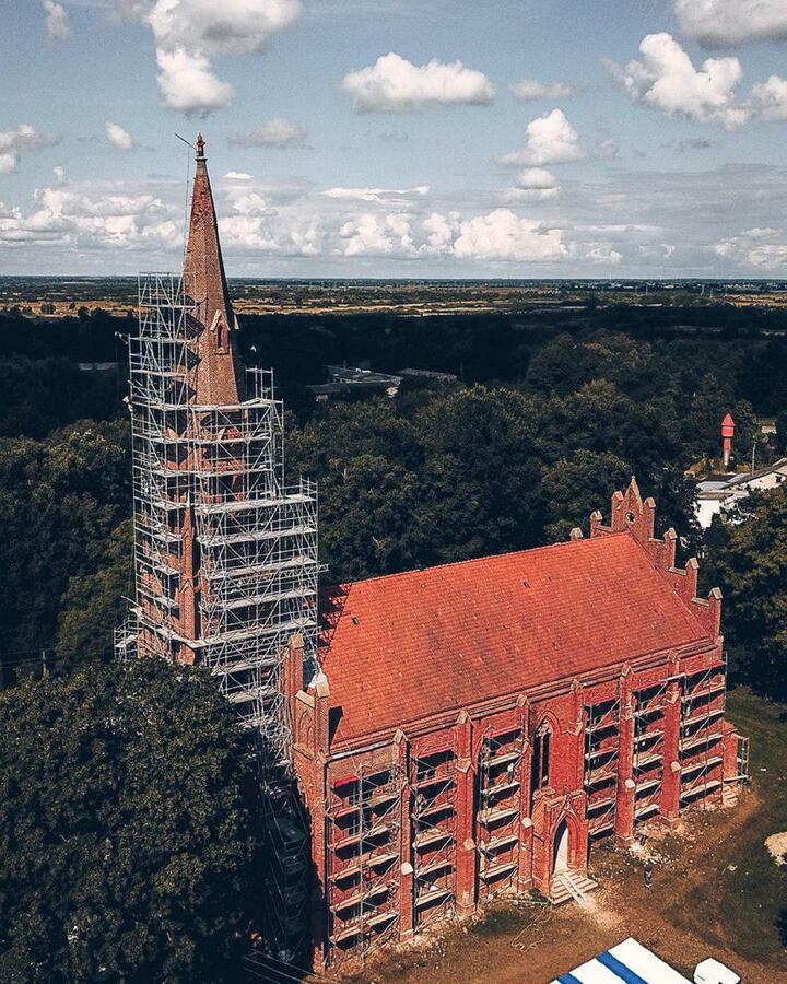 Вид сверху на реставрацию кирхи Хайнрихсвальде