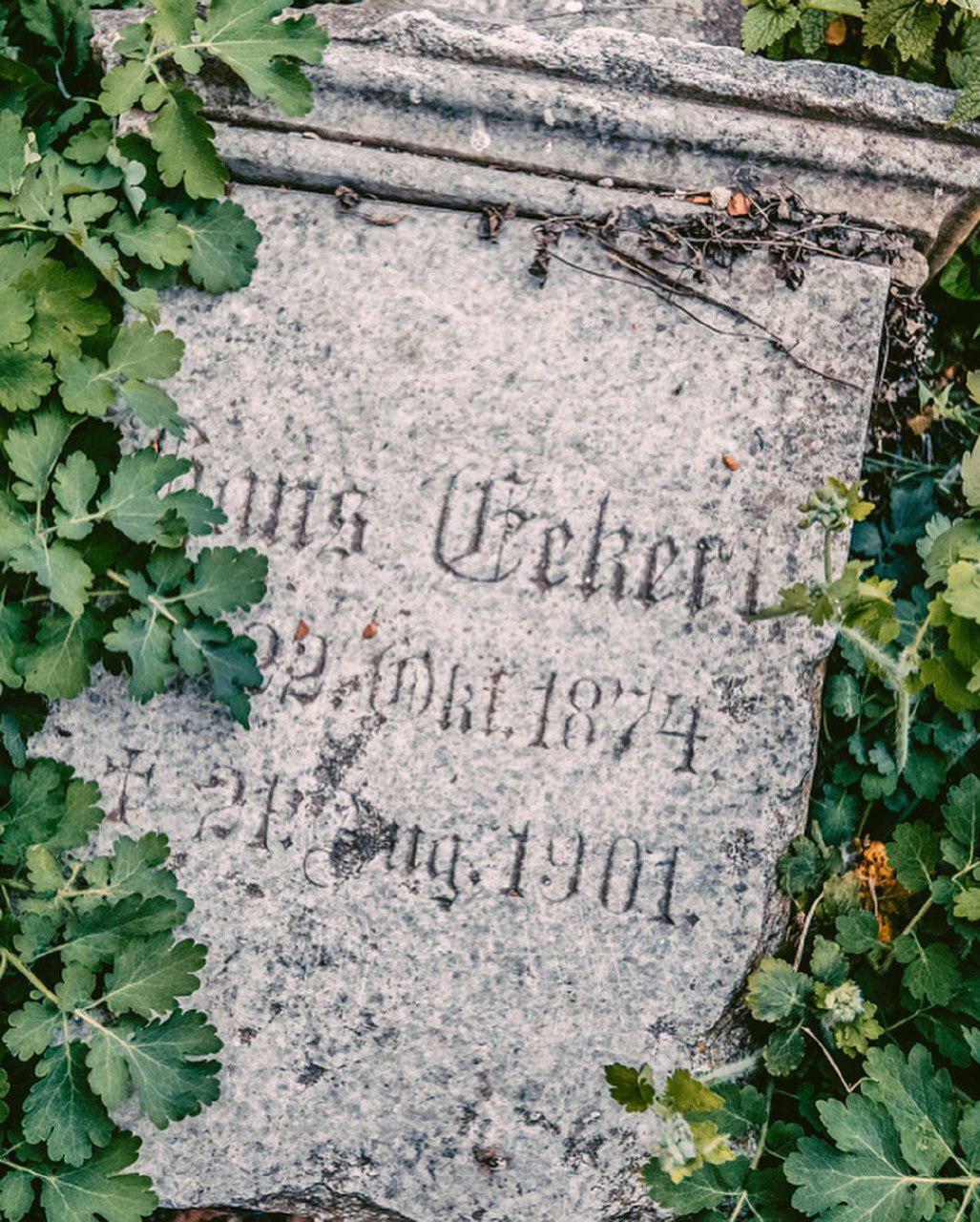 Кирха Ишдаггена, Ischdaggen, могильный камень, кладбище