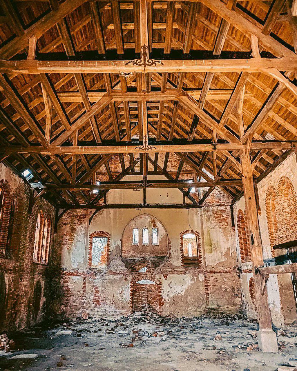Кирха Гросс Карповена, деревянный потолок и интерьер кирхи