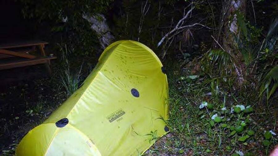 Желтая палатка, в который было найдено тело туриста