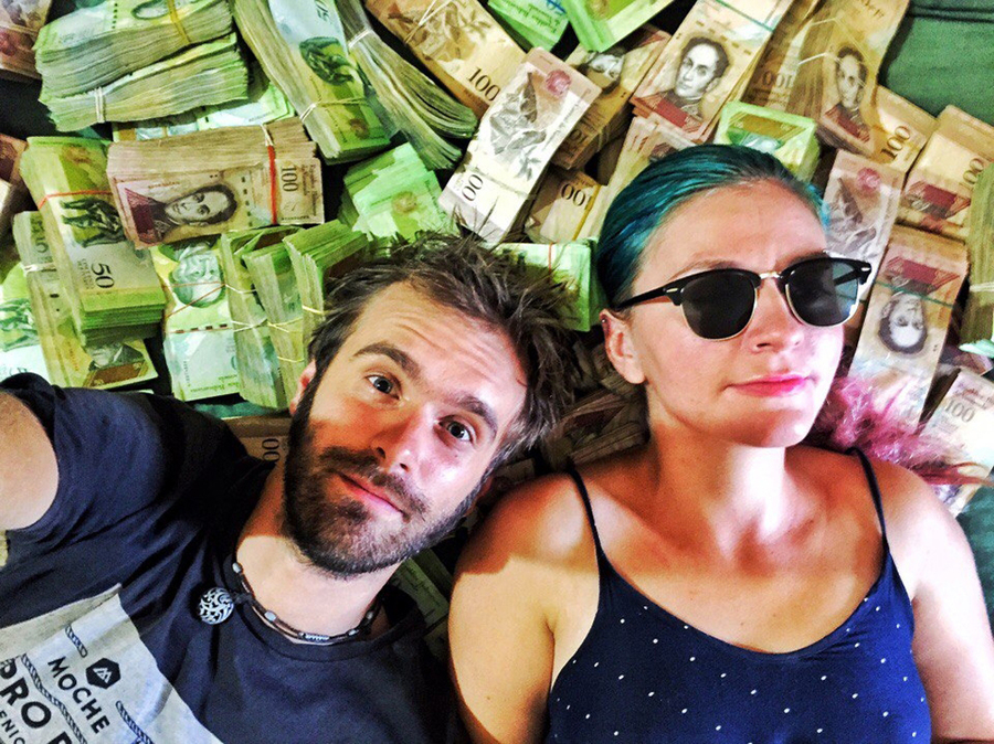 Александр Федоров и Елена Срапян в Венесуэле после обмена 100 долларов