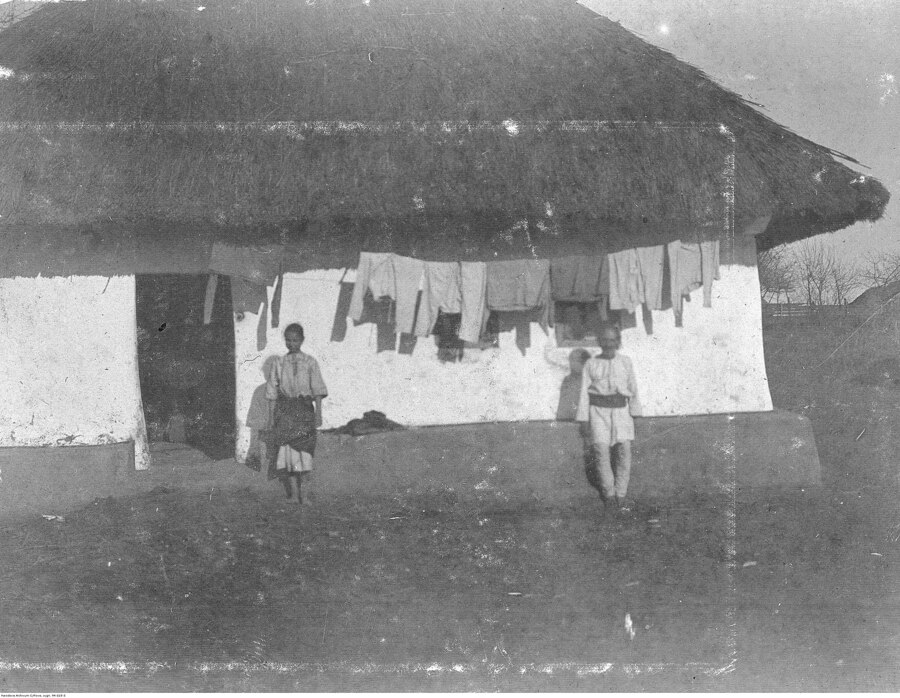Местные жители перед хижиной в Бессарабии во время Первой мировой войны