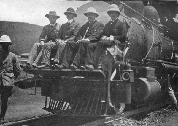 Уинстон Черчилль (справа) на локомотиве во время сафари