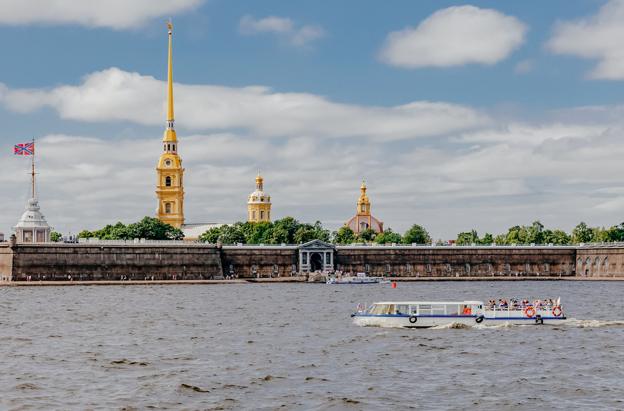 водный транспорт напротив Адмиралтейства в Санкт-Петербурге