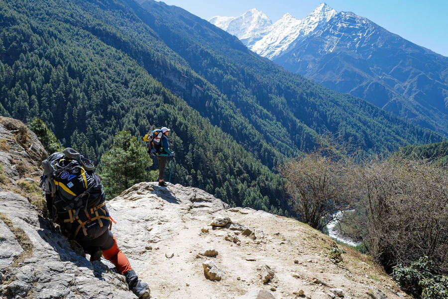 Походники во время отдыха в горах Непала