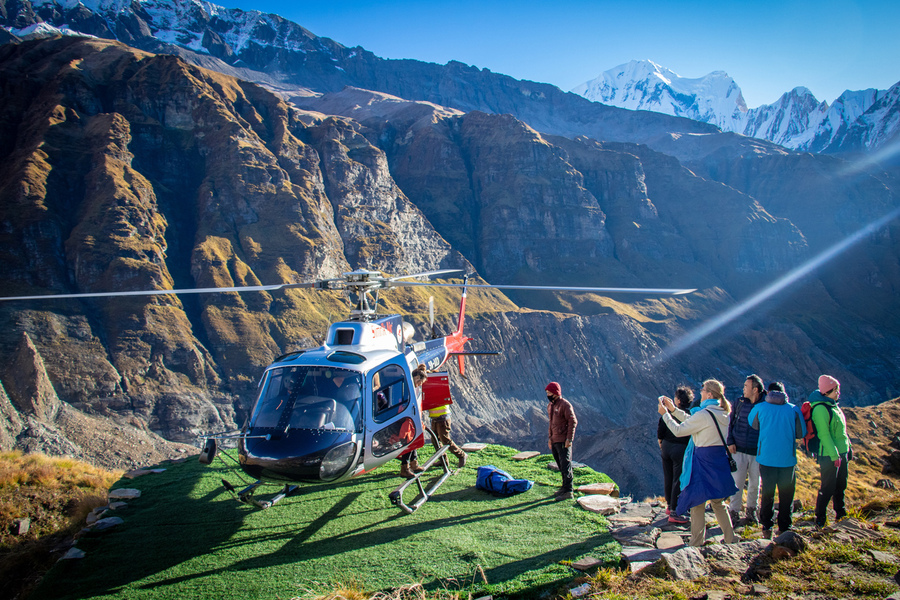 Эвакуация пострадавшего из гор Непала на вертолете