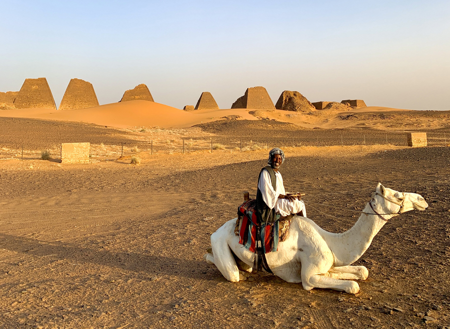 Араб на верблюде у пирамид Мероэ