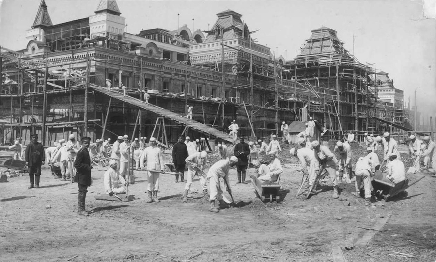 Строительство заключенными Главного ярмарочного дома, 1890 год