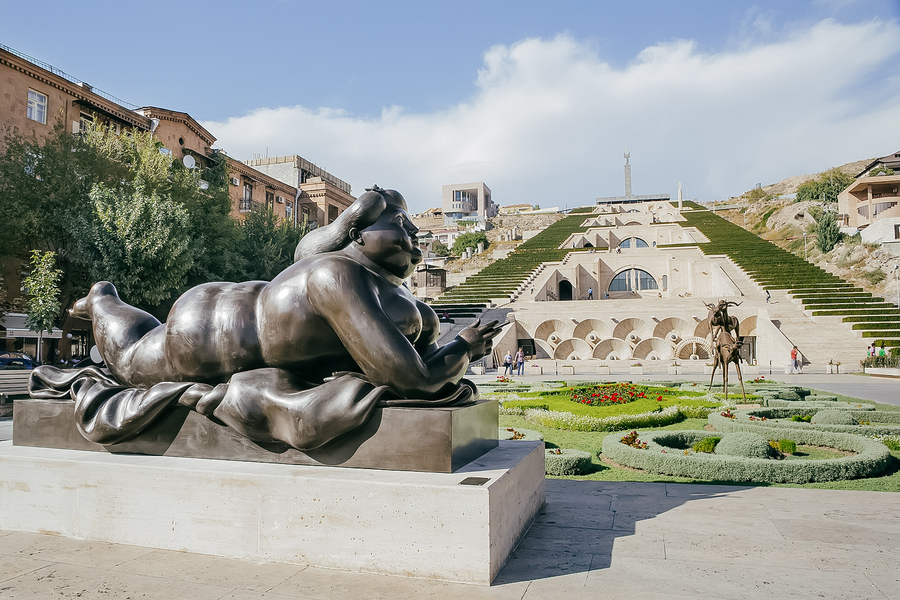 Скульптура художника Фернандо Ботеро, автора серии скульптур «Большие люди» в Ереване