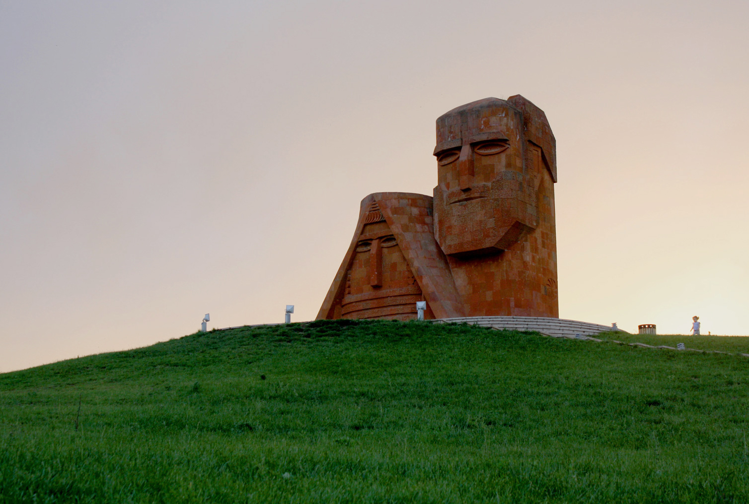 Памятник «Мы — наши горы» в городе Степанакерт, Нагорный Карабах