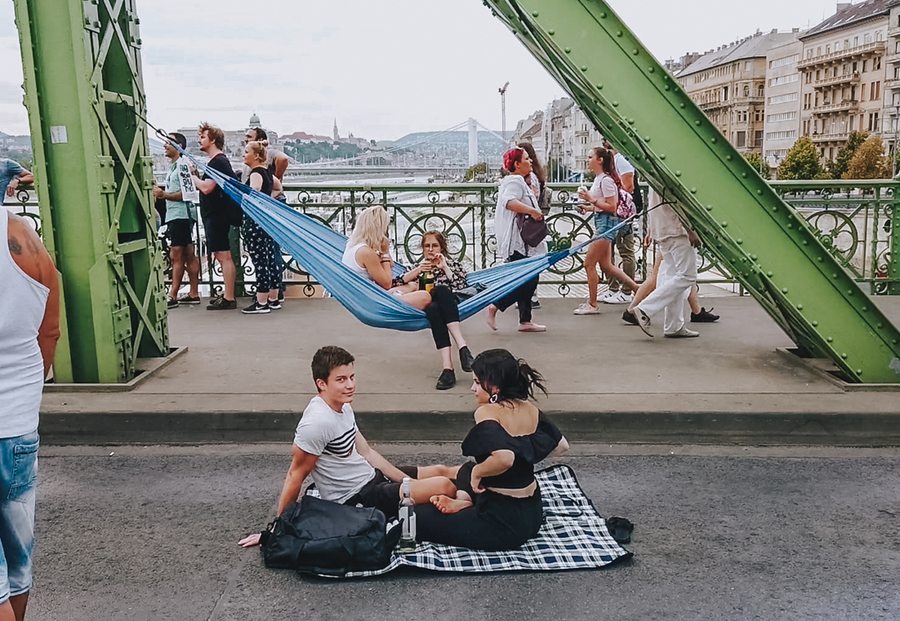 Люди отдыхают на мосту Свободы в Будапеште