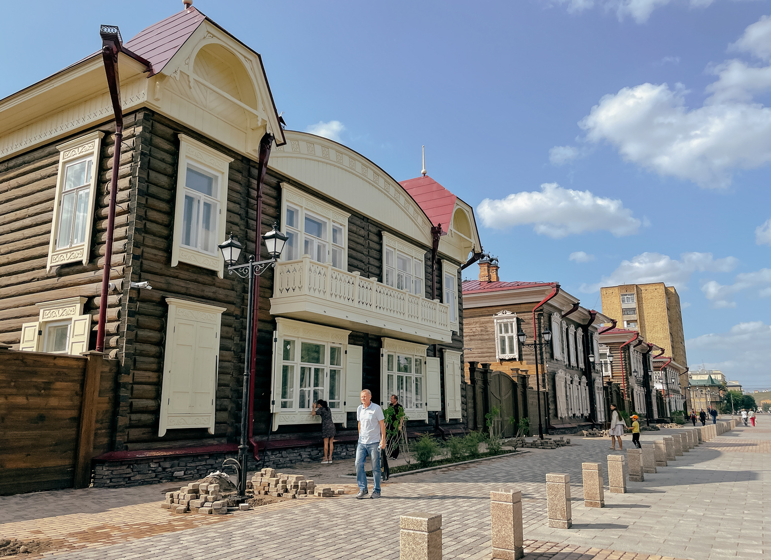 Отреставрированный квартал деревянных домов на улице Горького