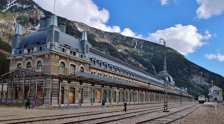 Заброшенный международный вокзал Канфранк на границе Испании и Франции