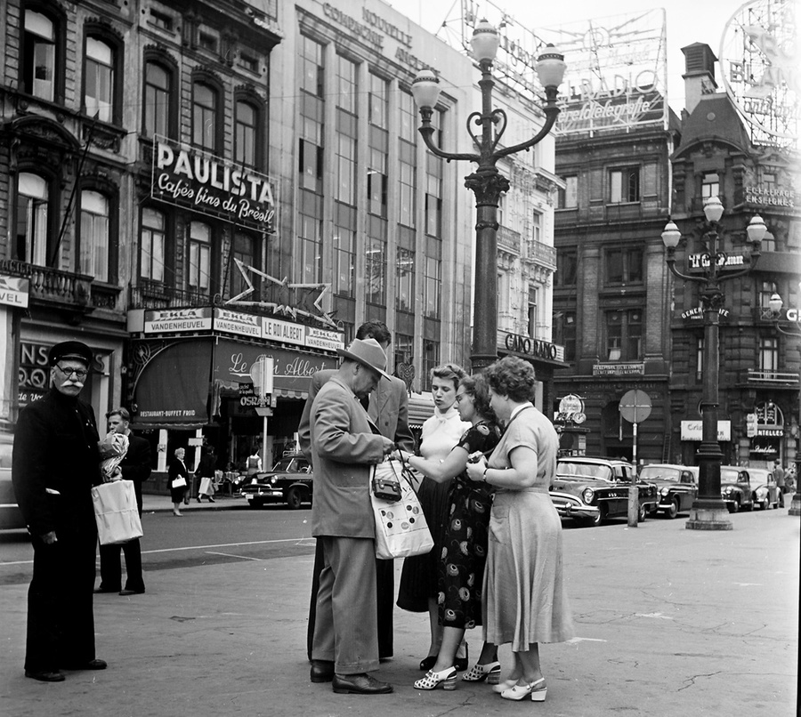 Советские туристы в Париже, 1957 год. Валентин Хухлаев/russiainphoto.ru