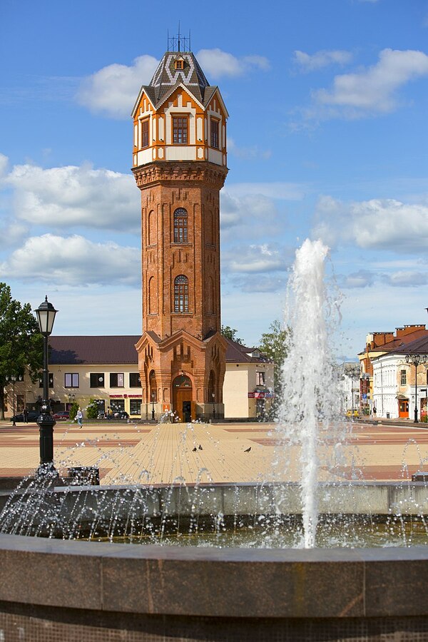 Водонапорная башня и фонтан на Соборной площади в городе Старая Русса