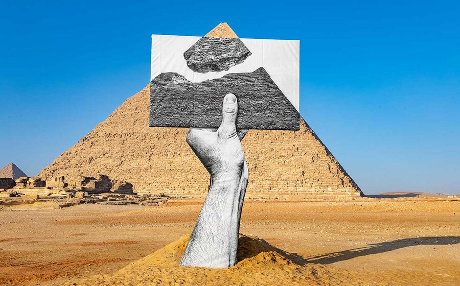 Французский стрит-арт-художник JR и его работа «Привет из Гизы» (Greetings from Giza)