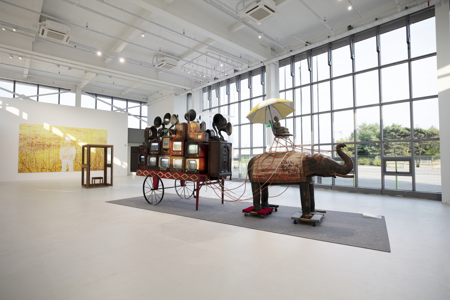 Скульптура Нам Джун Пайка «Повозка со слоном» (Elephant Cart) 