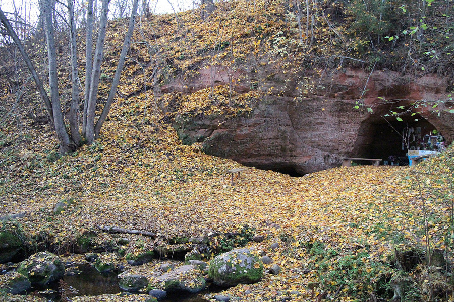 Вид на Трутневскую пещеру