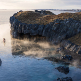 В Исландии открылся спа-центр на скале над океаном, и он невероятно красивый